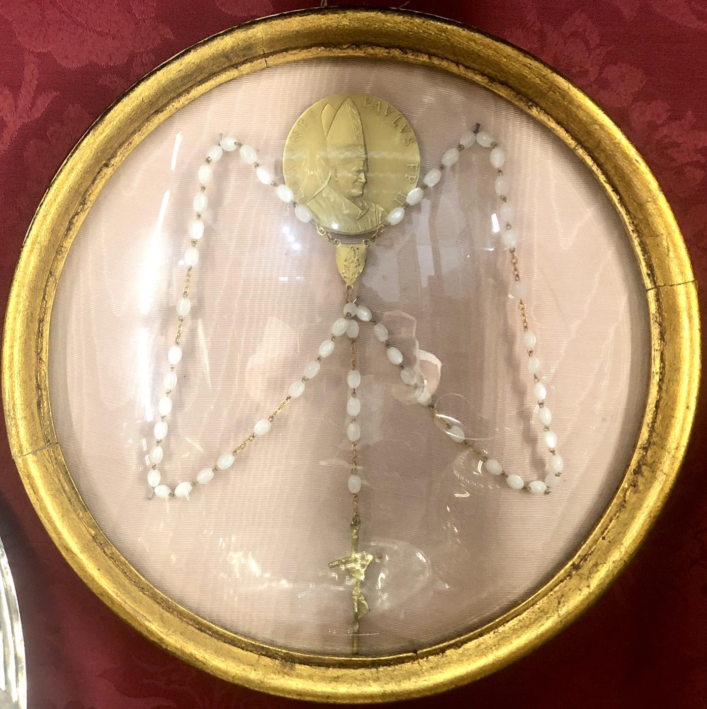 rosario-regalado-por-san-juan-pablo-II-al-santuario-de-la-cinta