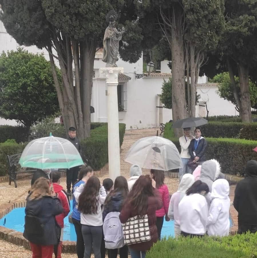 jovenes-visitan-el-santuario-de-la-cinta-huelva